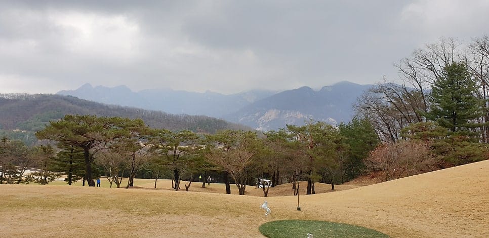 4번홀 티잉그라운딩에서 바라 본 명성산